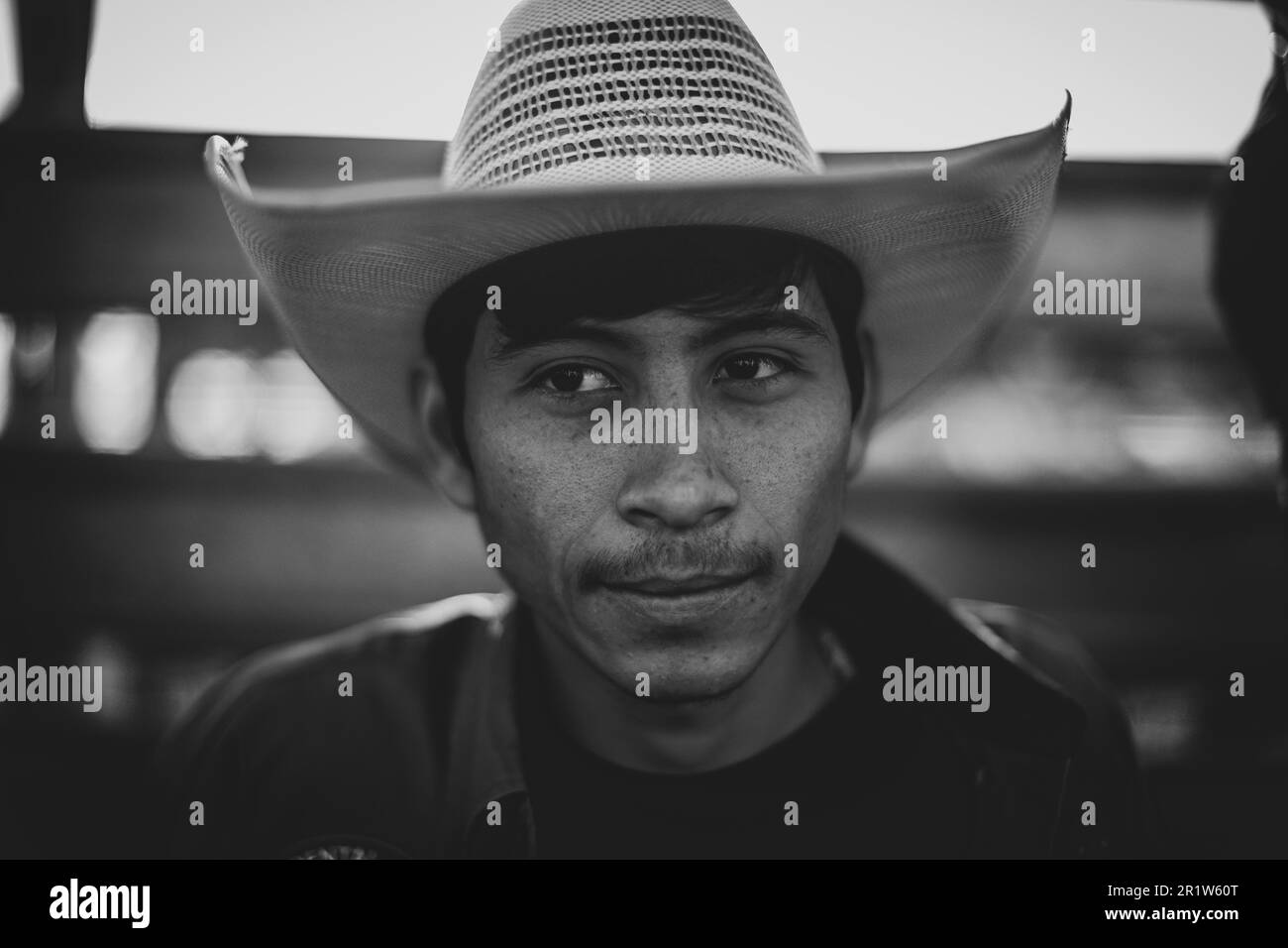 Cowboys, pendant le circuit de rodéo à l'Expo Ganadera de Sonora, sur 13 mai 2023 à Hermosillo, Mexique. Sport de cowboy, équitation et taureau, circuit fort à Chihuahua, suivi de Sonora et Baja California Mex. Et les États américains voisins. Rodeo est un sport extrême américain traditionnel influencé par l'histoire des cow-boys espagnols et des charros mexicains. careback à cheval, poneys sauvages, bovins sauvages, bœufs, taureaux, lancer le lasso, la corrida. (© photo par Luis Gutiérrez /Norte photo) Vaqueros, durante el circuito de rodéo en la Expo Ganadera de Sonora, el 13 mayo de 2023 en Hermosillo, Banque D'Images