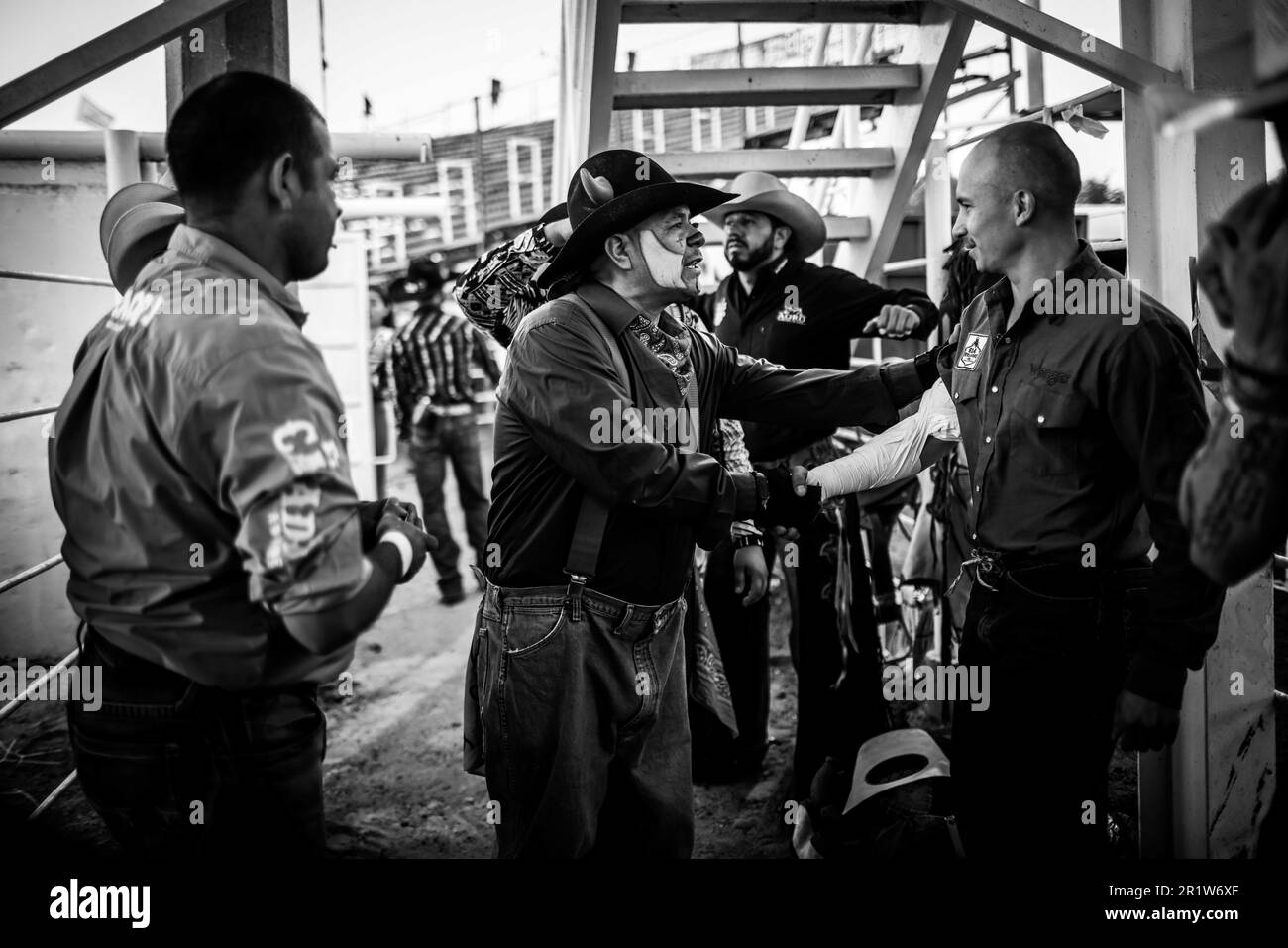 Cowboys, pendant le circuit de rodéo à l'Expo Ganadera de Sonora, sur 13 mai 2023 à Hermosillo, Mexique. Sport de cowboy, équitation et taureau, circuit fort à Chihuahua, suivi de Sonora et Baja California Mex. Et les États américains voisins. Rodeo est un sport extrême américain traditionnel influencé par l'histoire des cow-boys espagnols et des charros mexicains. careback à cheval, poneys sauvages, bovins sauvages, bœufs, taureaux, lancer le lasso, la corrida. (© photo par Luis Gutiérrez /Norte photo) Vaqueros, durante el circuito de rodéo en la Expo Ganadera de Sonora, el 13 mayo de 2023 en Hermosillo, Banque D'Images