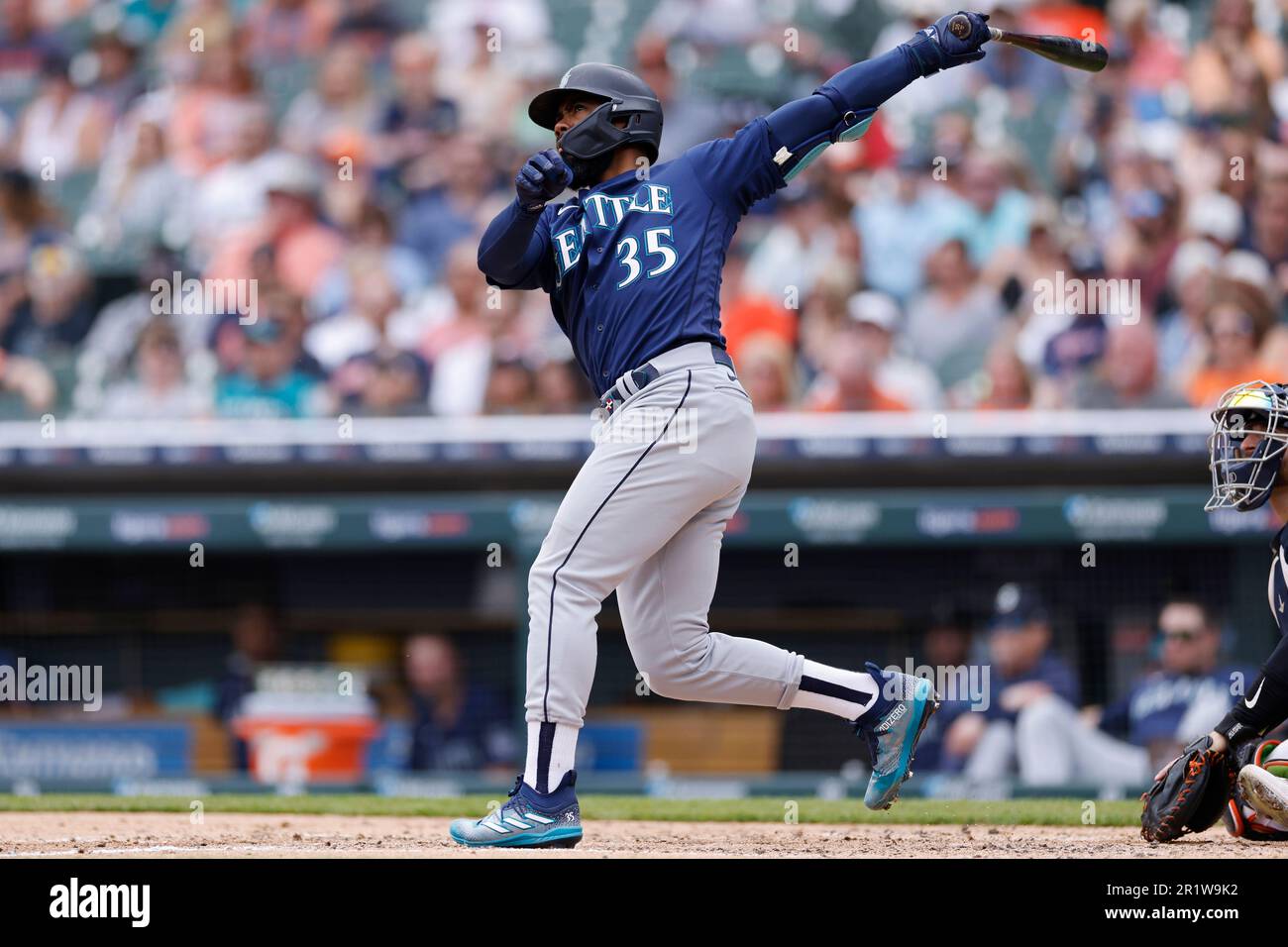 DETROIT, mi - le joueur désigné des Mariners de Seattle Teoscar Hernandez (35) frappe en solo lors de la quatrième manche d'un match de baseball de la Ligue majeure contre les Tigers de Détroit le 13 mai 2023 au Comerica Park de Détroit. (Photo de Joe Robbins/image du sport) Banque D'Images