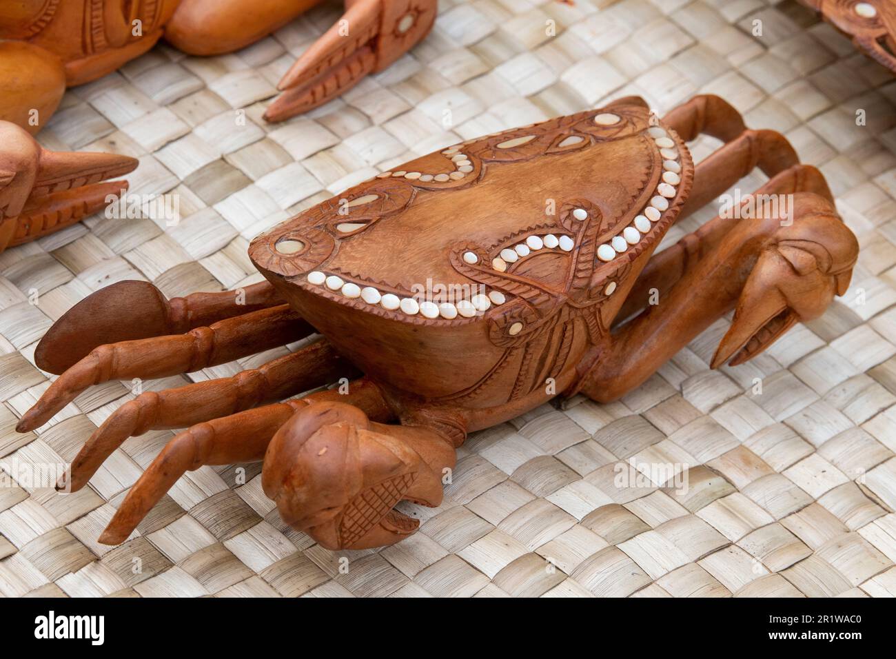Papouasie-Nouvelle-Guinée, îles Trobriand, province de Milne Bay, île Kuiawa alias Kuyau. Crabe traditionnel en bois sculpté à la main avec incrustation en coquillages. Banque D'Images