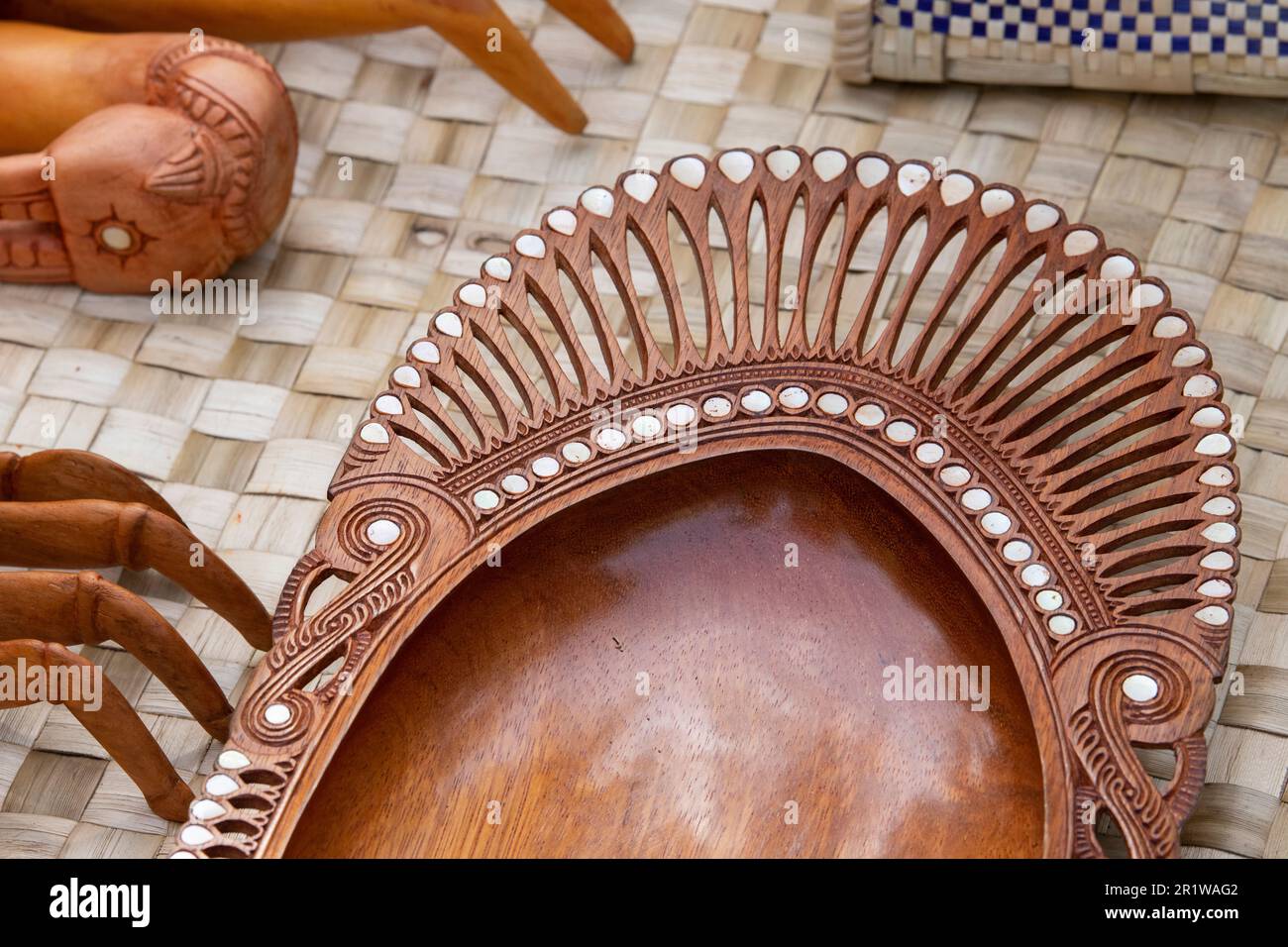 Papouasie-Nouvelle-Guinée, îles Trobriand, province de Milne Bay, île Kuiawa alias Kuyau. Bol traditionnel en bois sculpté à la main avec incrustation en coquillages. Banque D'Images