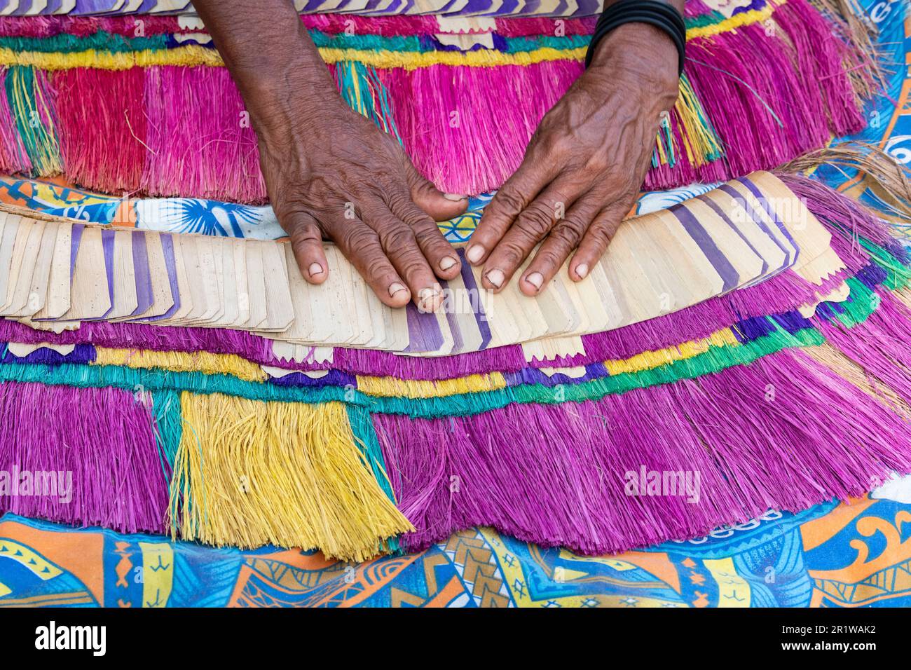 Papouasie-Nouvelle-Guinée, îles Trobriand, province de Milne Bay, île Kuiawa alias Kuyau. Jupes en herbe colorées. Banque D'Images