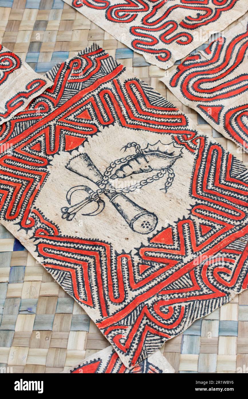 Papouasie-Nouvelle-Guinée, province d'Oro, île de Tufi, village de Baga. Tissu Tapa traditionnel avec motif tambour. Banque D'Images