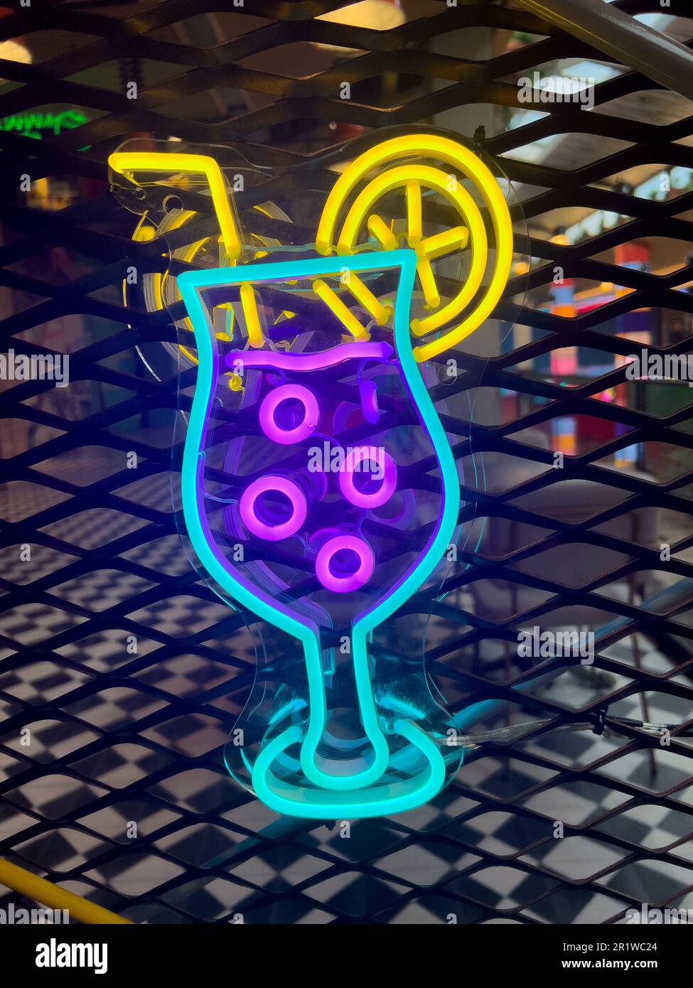 Cocktails éclairés. Collection colorée de symboles ou tableaux de signalisation lumineux avec néon coloré pour café, restaurant, motel, bar à cocktails Banque D'Images