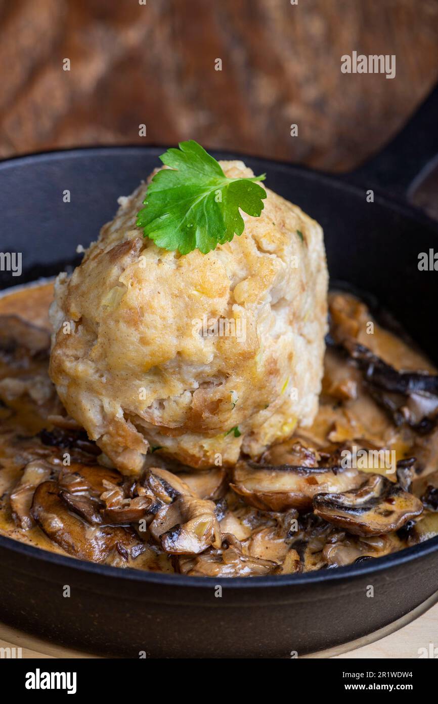 boulonnage de pain bavarois dans une sauce aux champignons Banque D'Images