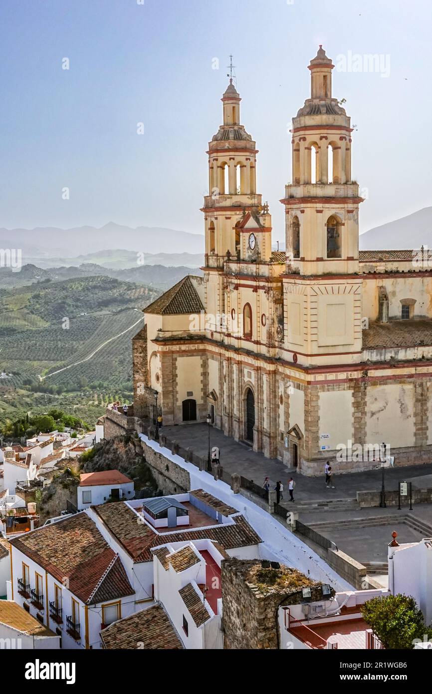 L'église notre-Dame de l'Incarnation dominant la ville de Pueblo Blanco d'Olvera, en Espagne. L'église paroissiale a été construite en 1822 mais le village date du 3rd siècle avant J.-C. Banque D'Images