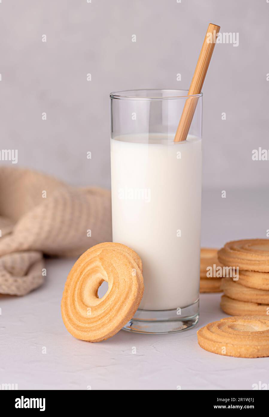 Photographie alimentaire de sablés, biscuits; biscuits, verre de lait, paille, pâtisserie, dessert, pâtisserie, boulangerie Banque D'Images