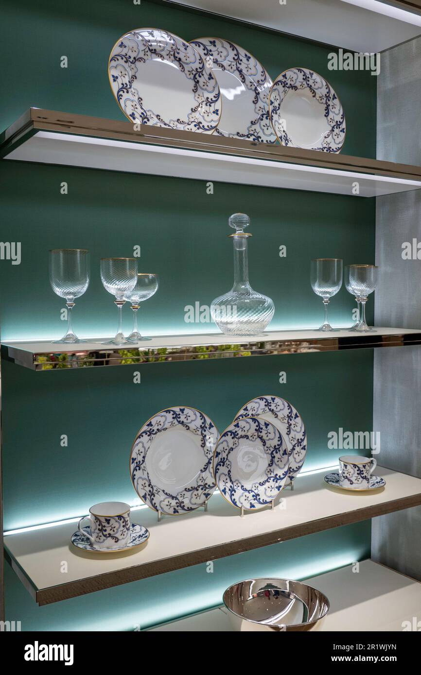 Le magasin de bijoux phare Tiffany & Co. De Fifth Avenue a rouvert son nouvel espace en avril 2023, à New York, aux États-Unis Banque D'Images