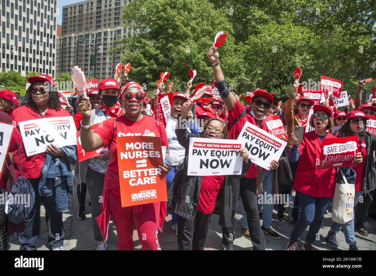 Mercredi, 10 mai 2023 NYSNA (NY State Nurses Assoc. Membres) qui travaillent pour les hôpitaux publics de New York et les agences Mayoral ont organisé un rassemblement à Foley Square pour sonner l'alarme de la crise de sous-effectif et de roulement élevé qui menace les soins aux patients vulnérables qui dépendent du système de santé public de notre ville. Les infirmières réclament l'équité salariale en matière de santé et de justice raciale. Banque D'Images