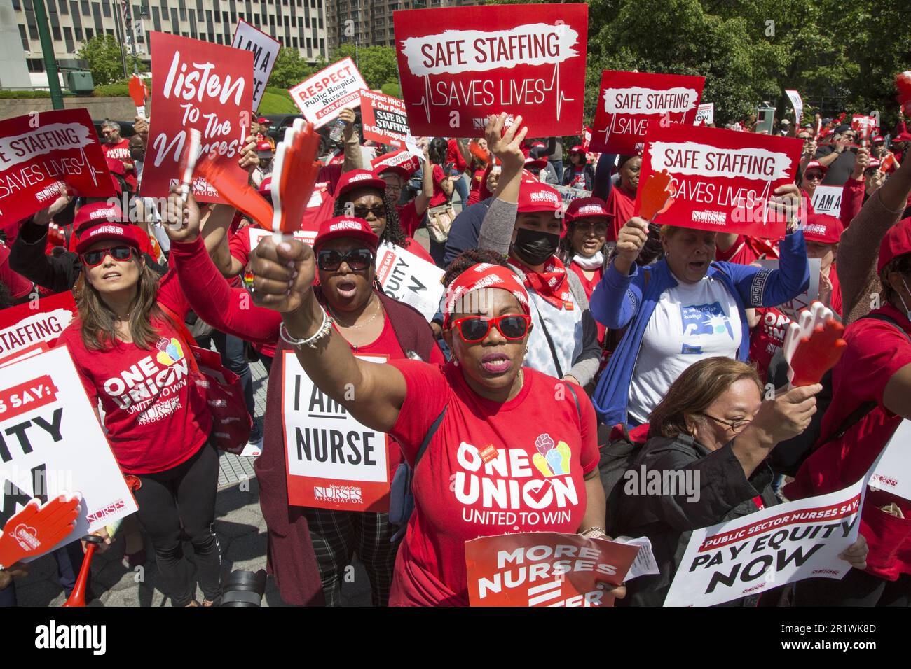 Mercredi, 10 mai 2023 NYSNA (NY State Nurses Assoc. Membres) qui travaillent pour les hôpitaux publics de New York et les agences Mayoral ont organisé un rassemblement à Foley Square pour sonner l'alarme de la crise de sous-effectif et de roulement élevé qui menace les soins aux patients vulnérables qui dépendent du système de santé public de notre ville. Les infirmières réclament l'équité salariale en matière de santé et de justice raciale. Banque D'Images