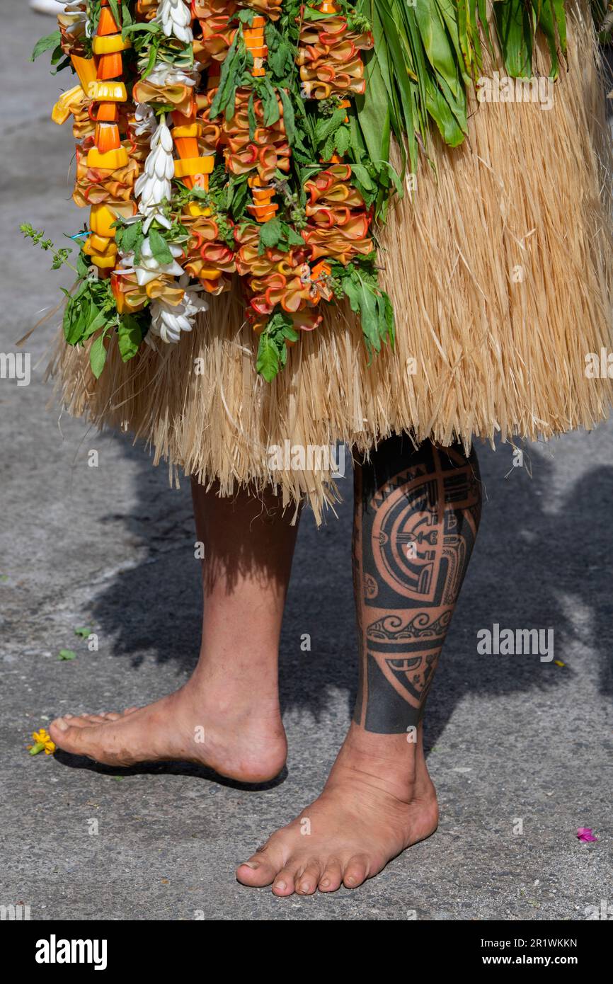 Pacifique Sud, Polynésie française, îles Gambier, Île de Mangareva, Rikitea. Danse polynésienne d'accueil colorée, danseuse avec tatouage sur les jambes. Banque D'Images
