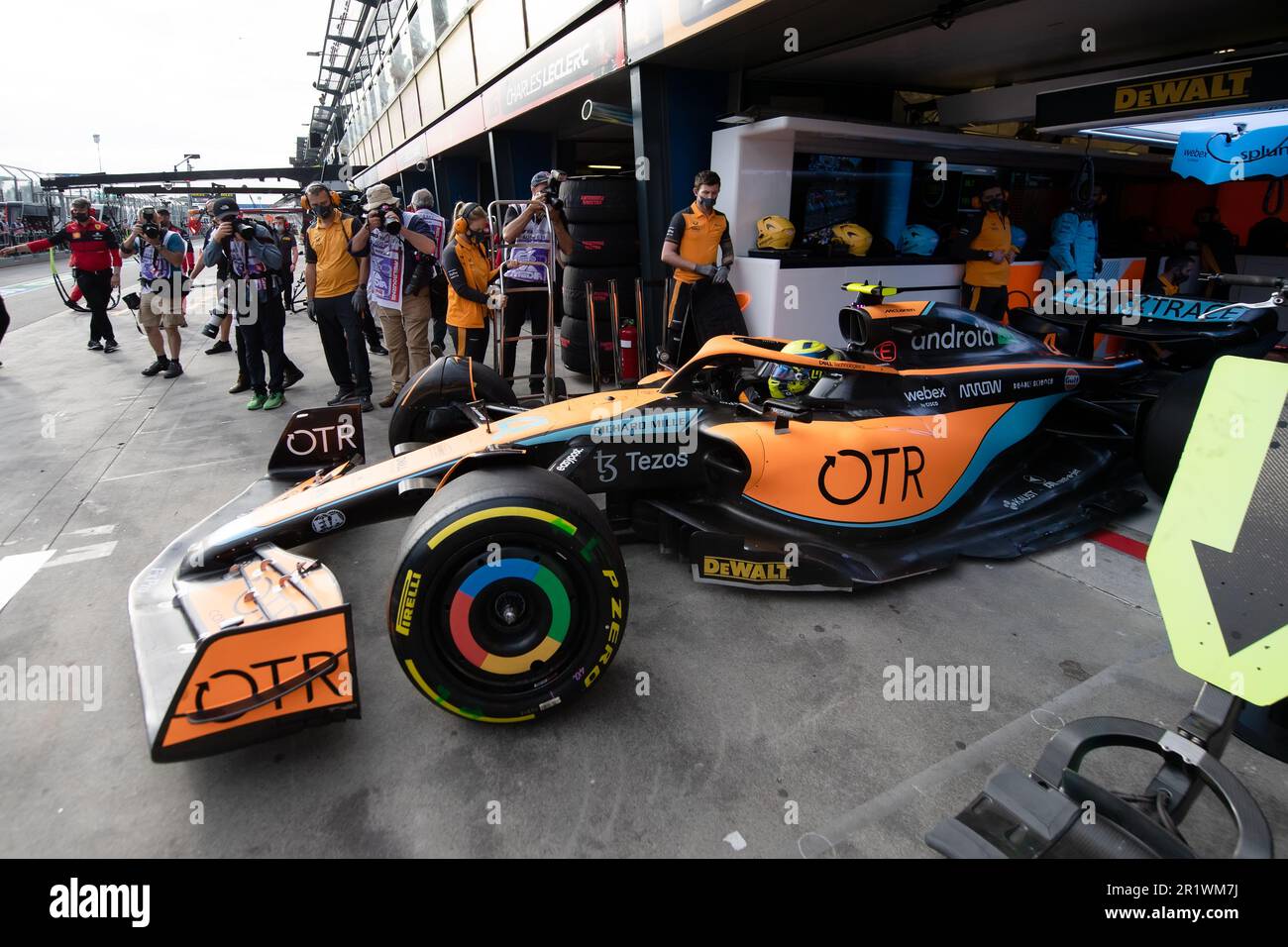 Melbourne, Australie, 8 avril 2022. Lando Norris (4) de Grande-Bretagne et McLaren F1 Team quitte la voie des stands pendant le Grand Prix australien de Formule 1 à Albert Park sur 08 avril 2022 à Melbourne, en Australie. Crédit : Steven Markham/Speed Media/Alay Live News Banque D'Images