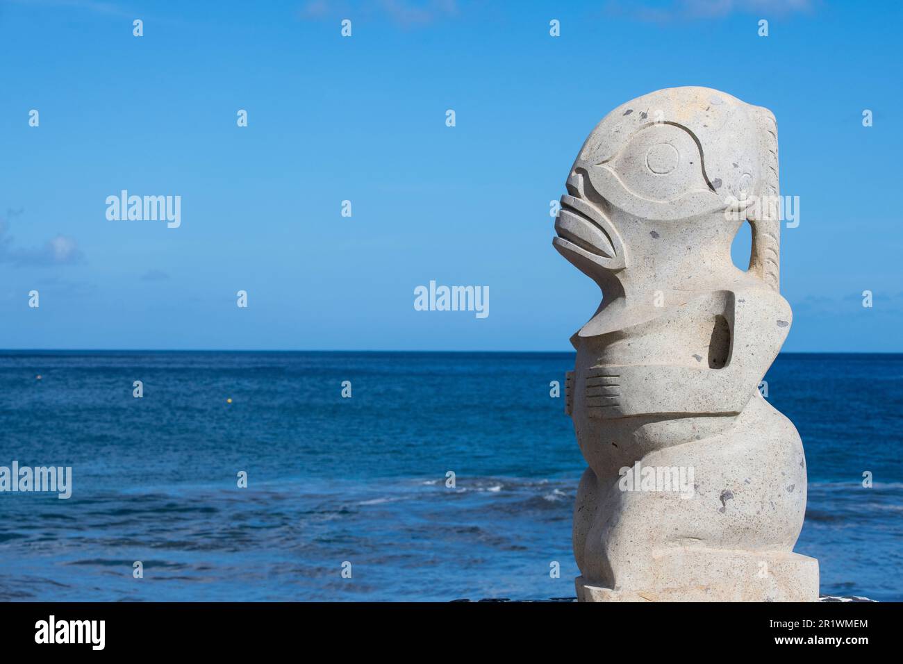 Polynésie française, Marquises méridionales, Fatu Hiva, village d'Omoa. Sculpture traditionnelle en pierre. Banque D'Images