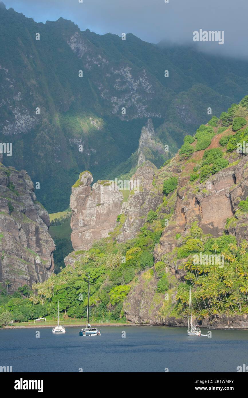 Polynésie française, Marquises méridionales, Hana Vave, Baie des Virgins. Vue spectaculaire sur la côte de la baie avec la formation de roches de Virgins. Banque D'Images