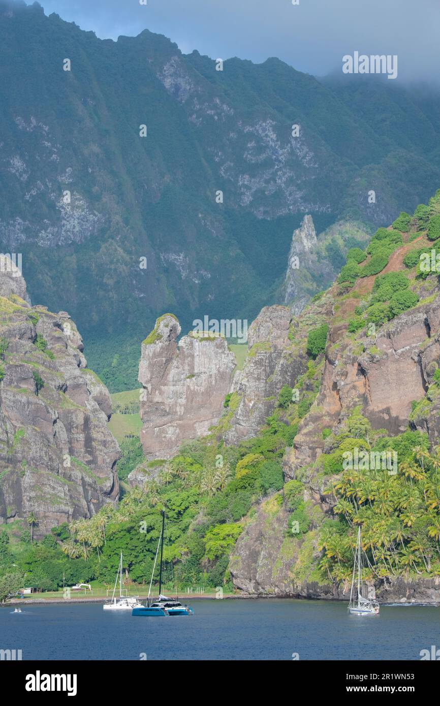 Polynésie française, Marquises méridionales, Hana Vave, Baie des Virgins. Vue spectaculaire sur la côte de la baie avec la formation de roches de Virgins. Banque D'Images