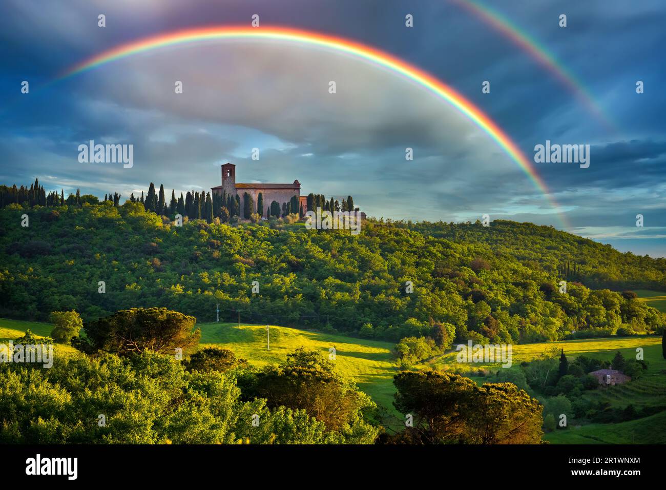 Arc-en-ciel sur le paysage de Toscane de printemps Banque D'Images