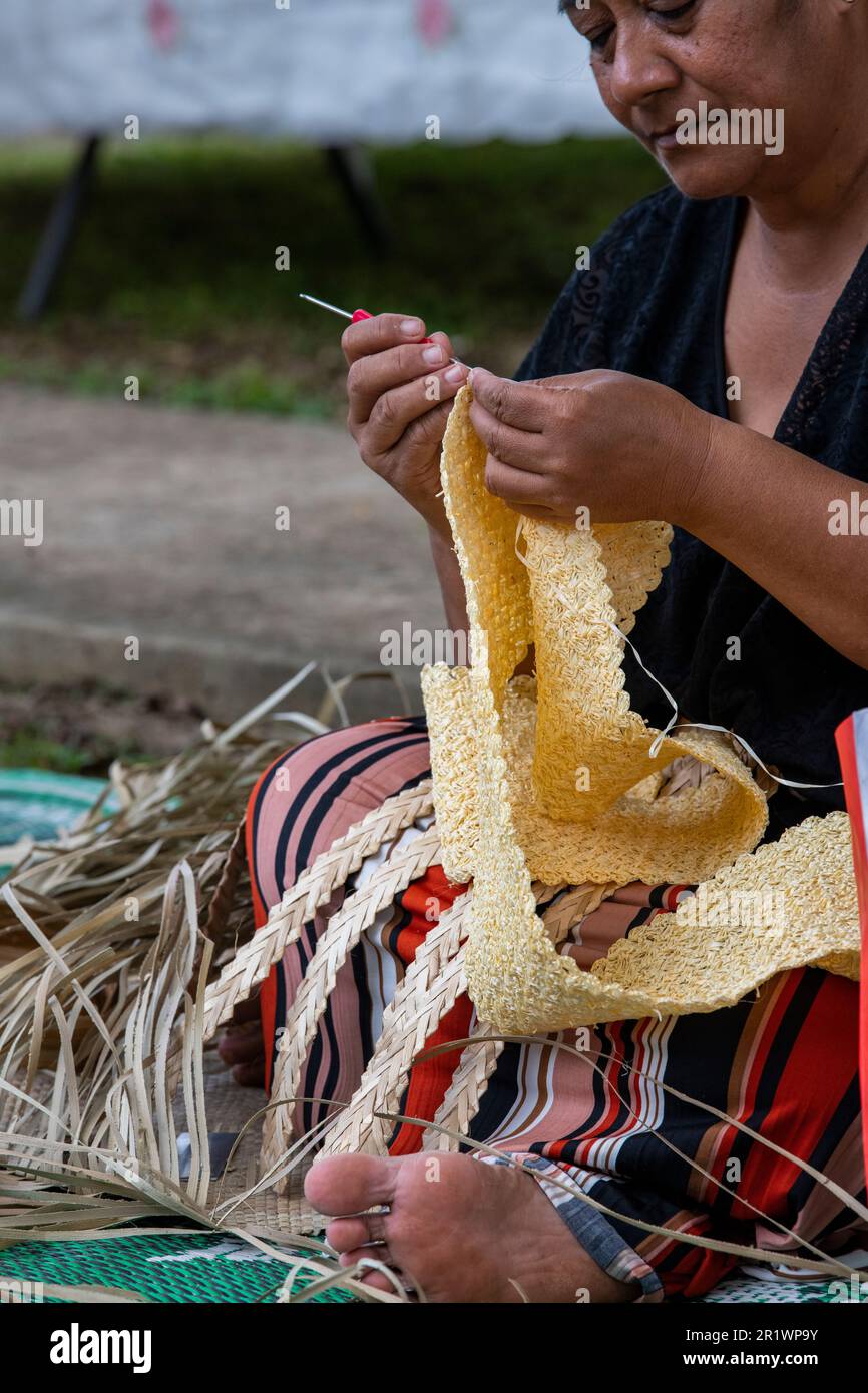 Royaume des Tonga, Neiafu. Une femme locale crocheting de la paille. Banque D'Images