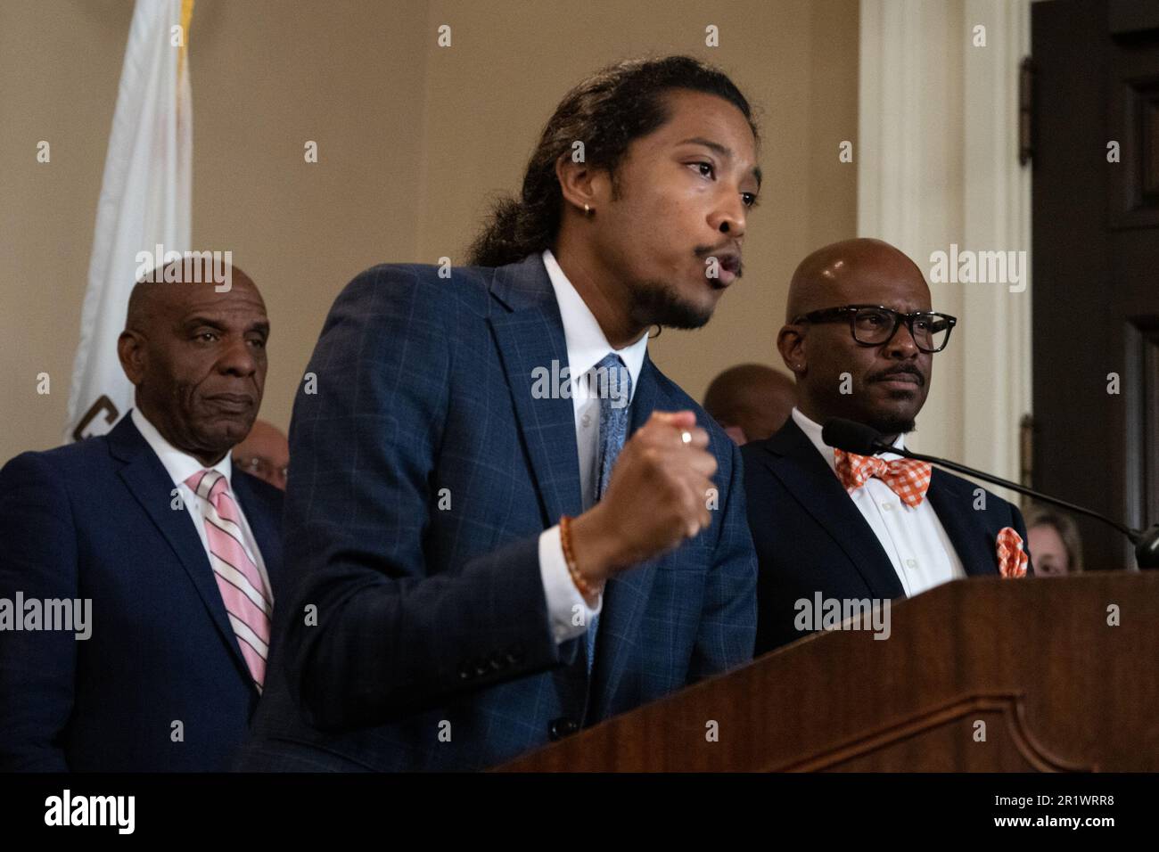 Sacramento, Californie, États-Unis. 15th mai 2023. Justin Jones, représentant du Tennessee, parle lundi au Capitole de Sacramento, à 15 mai 2023, lors d'une conférence de presse avec les législateurs de l'État. L'Assemblyman Mike A. Gipson, D-Carson, à gauche, présentera l'AJR 5 qui dénoncera les actions de l'Assemblée législative du Tennessee et son rôle dans la mise en péril de la démocratie. Le représentant du Tennessee Justin Jones, qui était l'un des deux représentants qui ont été expulsés. (Credit image: © Paul Kitagaki Jr./ZUMA Press Wire) USAGE ÉDITORIAL SEULEMENT! Non destiné À un usage commercial ! Banque D'Images