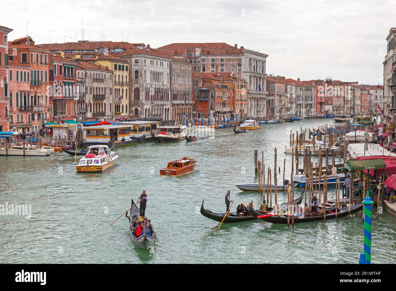 Venize, Italie - 06 avril 2019: Grand canal avec le Palazzo Loredan (bureau de l'administration municipale), le CA' Farsetti (hôtel de ville) le Palazzo Cavall Banque D'Images