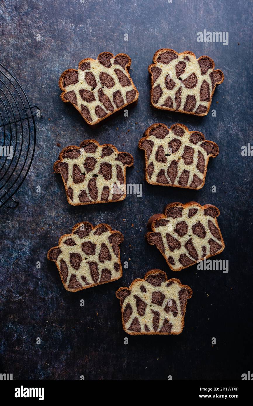 Tranches de pain de lait de léopard vue de dessus : un groupe de tranches de pain de lait japonais avec des taches de léopard ou de girafe Banque D'Images