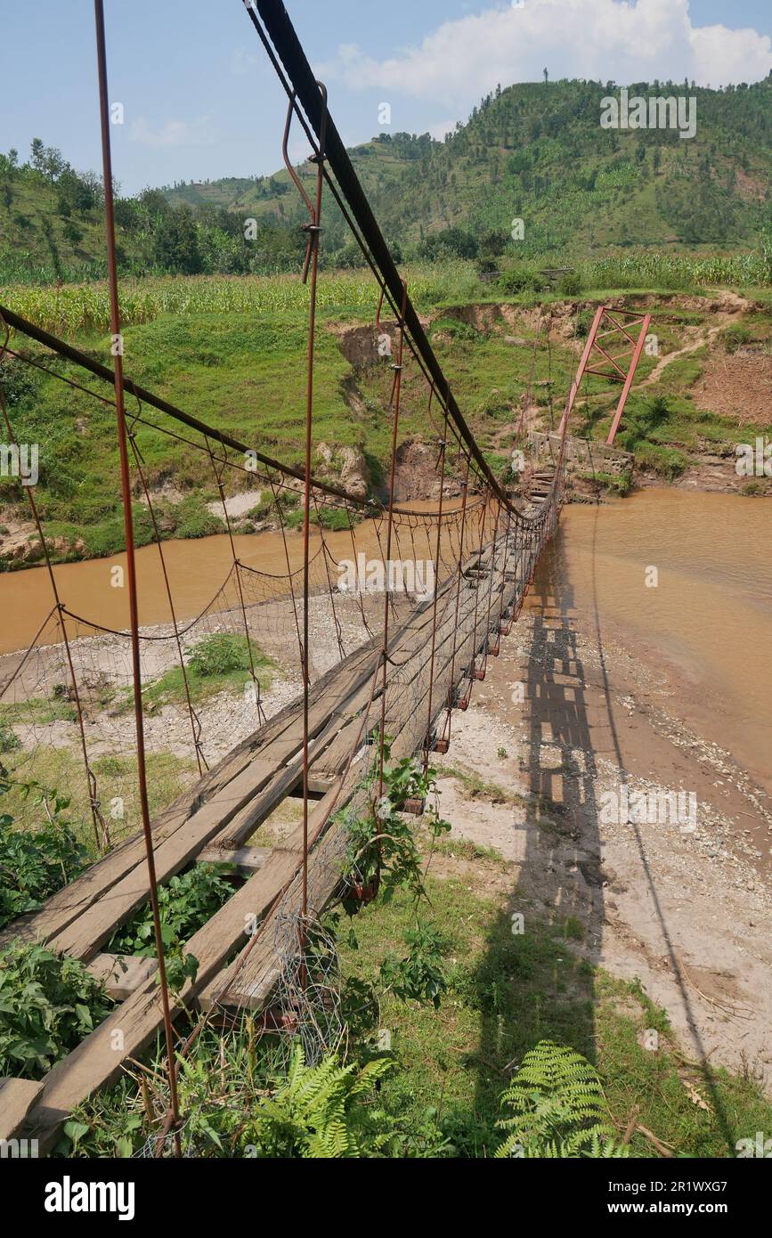 Un pont suspendu en bois s'est effondré sur le sentier du Nil au Congo Banque D'Images Un pont suspendu en bois s'est effondré sur le sentier du Nil au Congo Banque D'Images