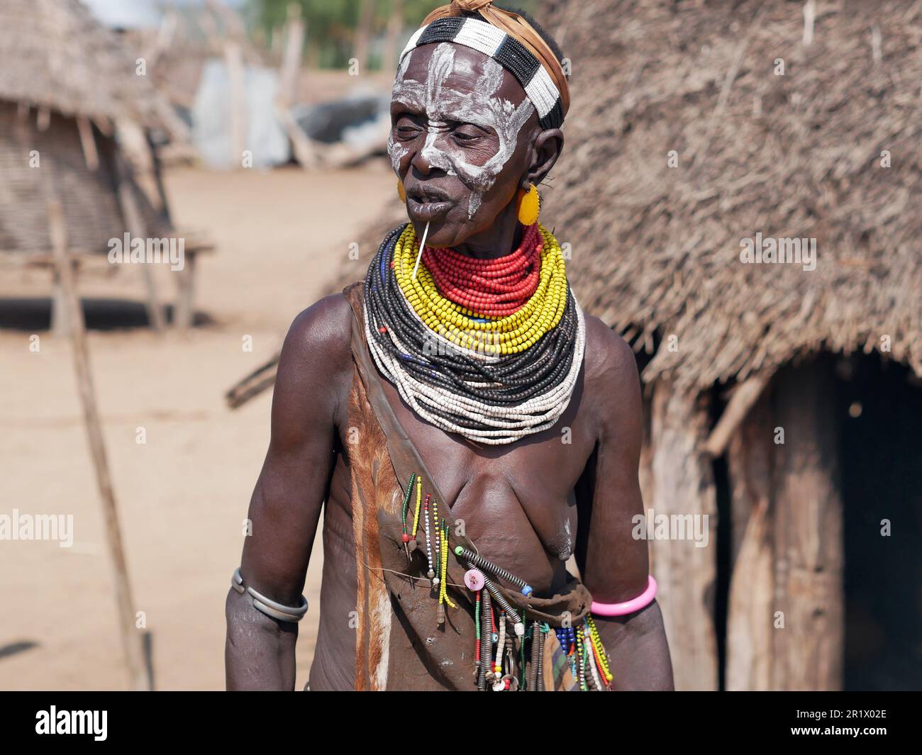 Omo Valley, Éthiopie – 11.18.2022 : ancienne femme de la tribu Karo en robe traditionnelle et peinture faciale Banque D'Images