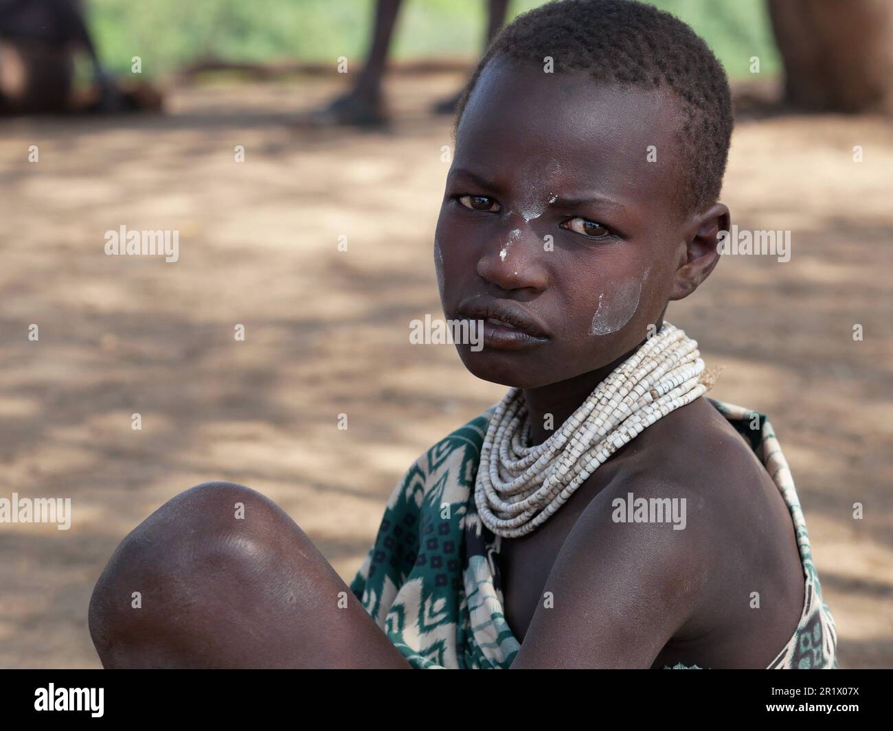 Omo Valley, Éthiopie – 11.18.2022 : jeune femme de la tribu Karo en robe traditionnelle Banque D'Images