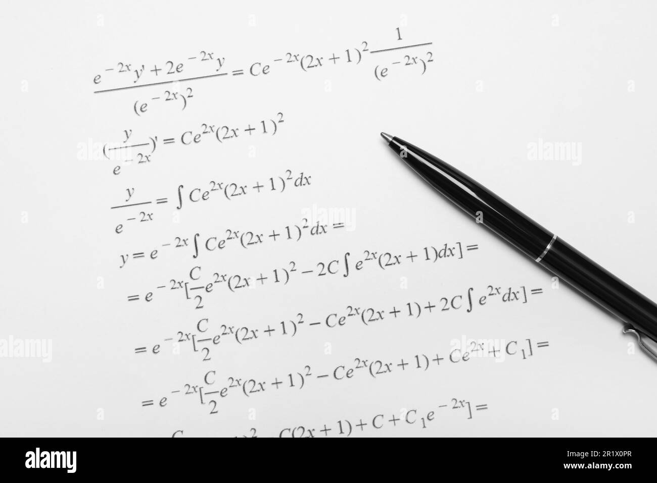 Feuille de papier avec formules mathématiques et stylo Banque D'Images