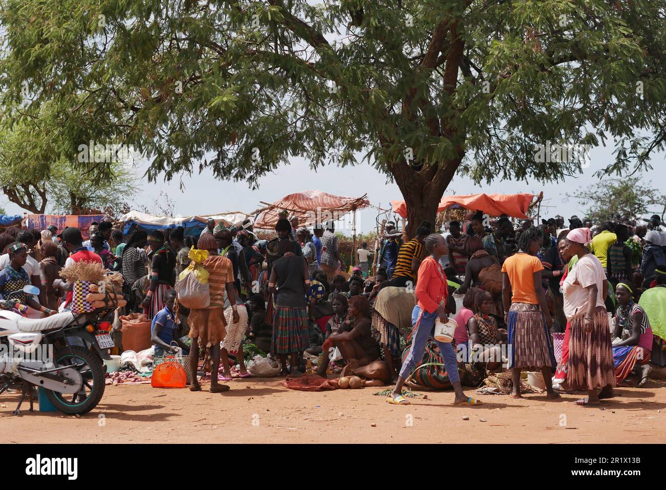 Omo Valley, Éthiopie – 11.19.2022 : vue panoramique sur les personnes de différentes tribus sur un marché très fréquenté Banque D'Images