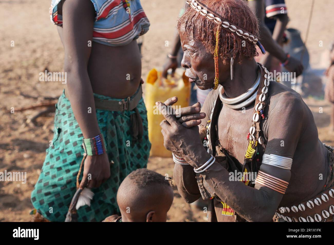 Omo Valley, Éthiopie – 11.19.2022 : ancienne femme de la tribu Hamar pendant la cérémonie de saut à la taureau Banque D'Images