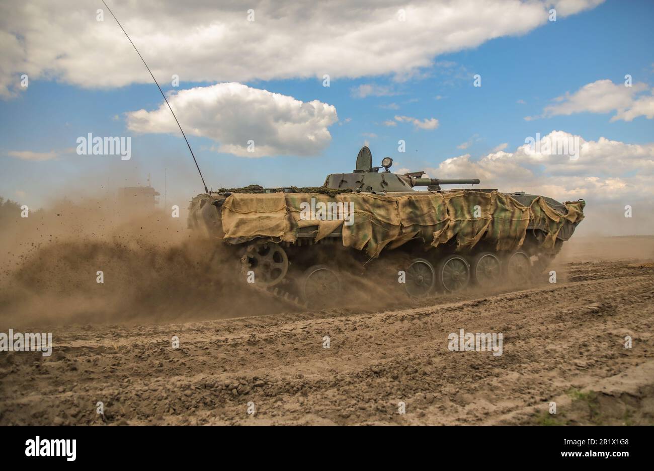 Des soldats polonais affectés à la brigade mécanisée de 19th manœuvrent un char PT-91 tout en participant à une répétition d'armes combinées en Anakonda23 à Nowa Deba, en Pologne, au 13 mai 2023. Anakonda23 est le premier exercice national de la Pologne qui s'efforce de former, d'intégrer et de maintenir une préparation tactique et d'accroître l'interopérabilité dans un environnement multinational commun, en complément du 4th Inf. La mission du Div. En Europe, qui est de participer à des exercices et des formations multinationaux à travers le continent tout en collaborant avec les alliés de l'OTAN et les partenaires régionaux de sécurité pour fournir des forc crédibles au combat Banque D'Images