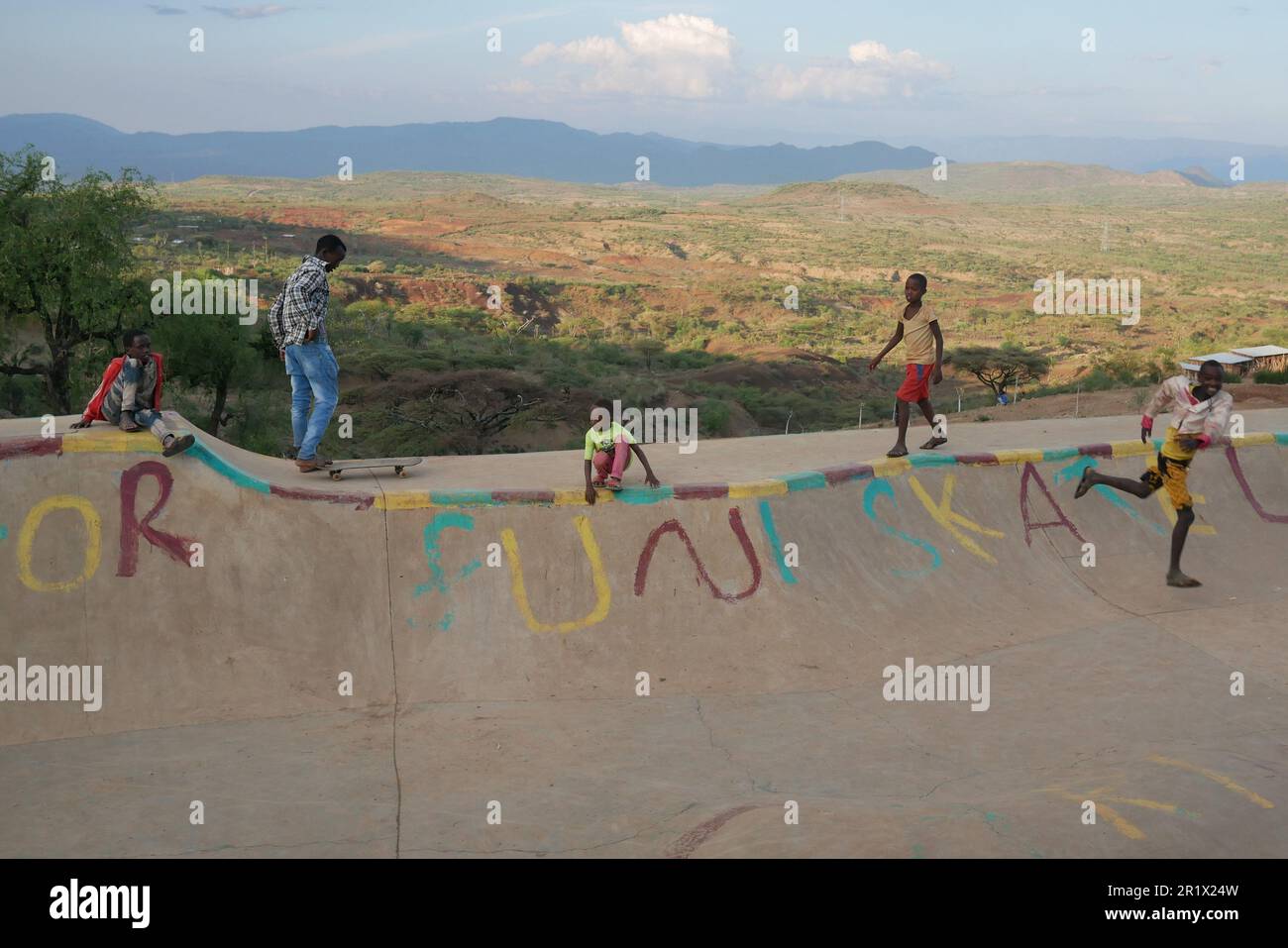 Konso, Ethiopie – 11.20.2022: Les enfants jouent dans un parc de skate de village Banque D'Images