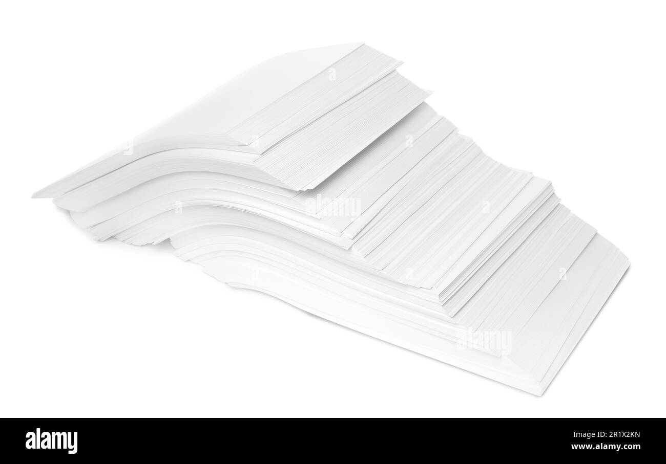 Pile de feuilles de papier sur fond blanc Banque D'Images