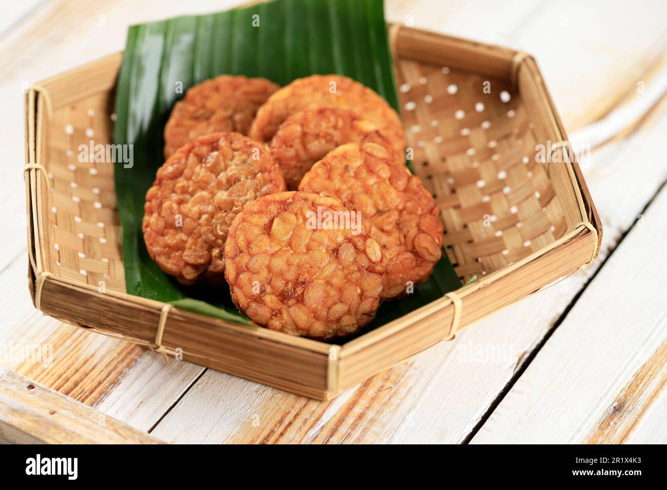 Tempeh ou Tempe Goreng Bulat, Soybean fermenté émincé, accompagnement populaire en Indonésie Banque D'Images