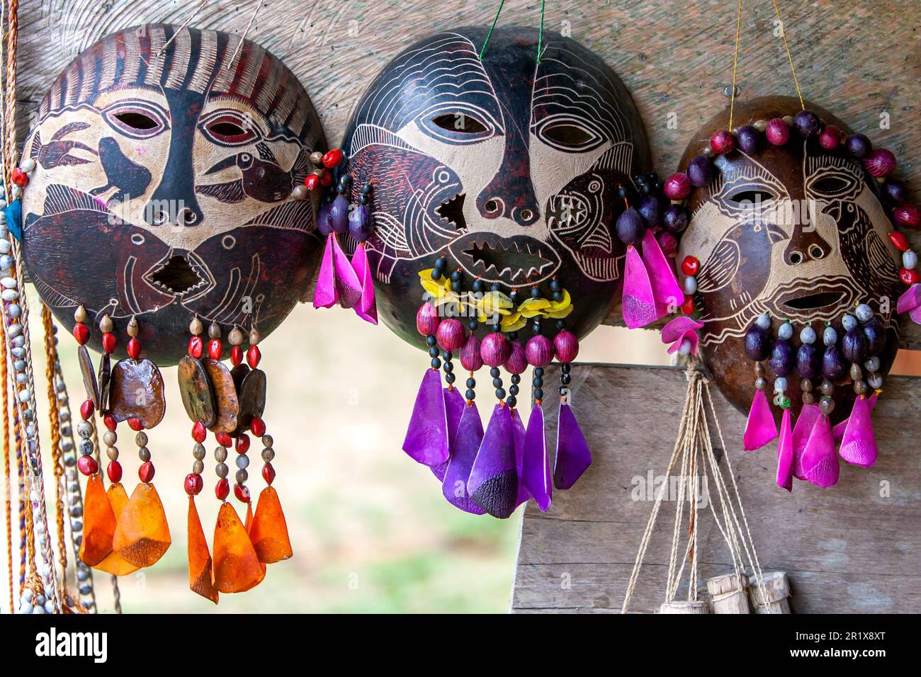 Masques traditionnels indiens à vendre au village de Yagua sur les rives de l'Amazone près d'Iquitos au Pérou. Banque D'Images