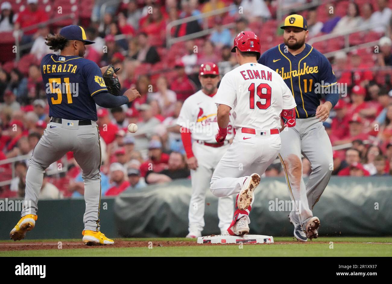 St. Louis, États-Unis. 15th mai 2023. St. Louis Cardinals Tommy Edman est sûr à la première base comme le pichet de Milwaukee Brewers Freddy Peralta dépose le ballon lancé par le premier joueur de base, rowdy Tellez, dans le second repas au stade Busch à St. Louis, lundi, 15 mai 2023. Photo par Bill Greenblatt/UPI crédit: UPI/Alay Live News Banque D'Images