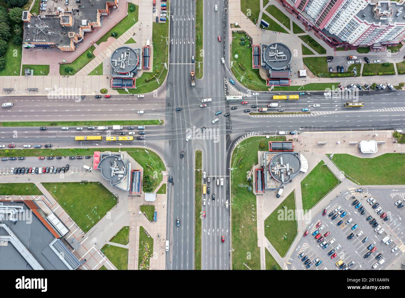 vue aérienne sur les rues urbaines, les intersections, les parkings et le centre commercial le jour d'été Banque D'Images