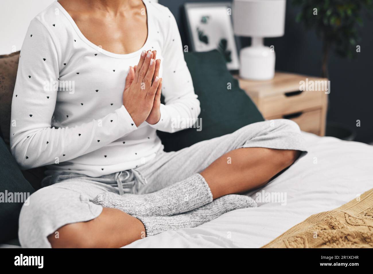 Femme mains, maison et exercice de méditation dans la chambre à la maison pour la paix, la santé mentale et le chakra calme. La femme prie ou médite pour le spirituel Banque D'Images