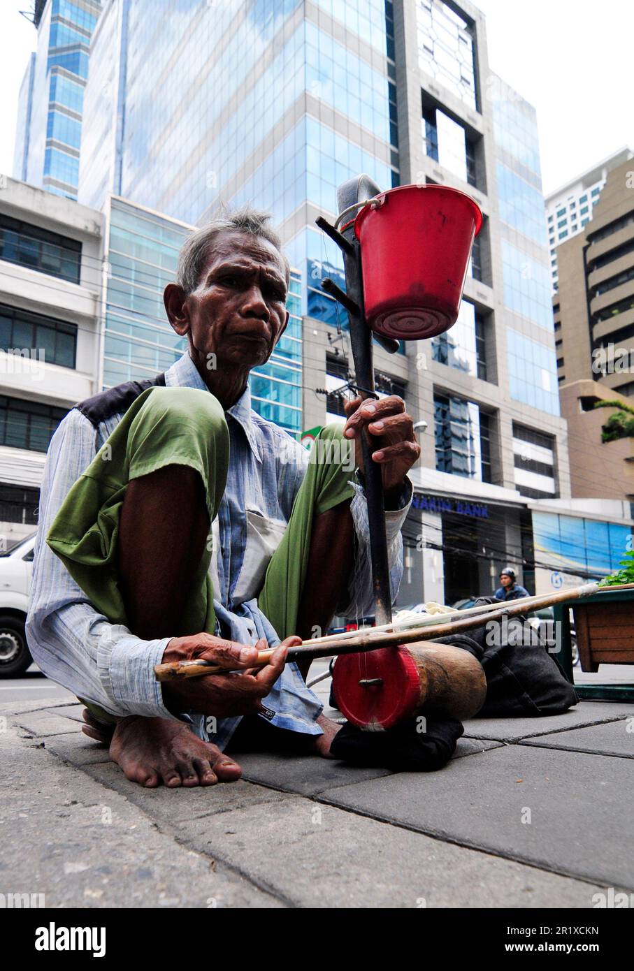 Un homme thaïlandais âgé jouant le Saw Duang a labouré un instrument à cordes dans la rue dans le centre de Bangkok, en Thaïlande. Banque D'Images