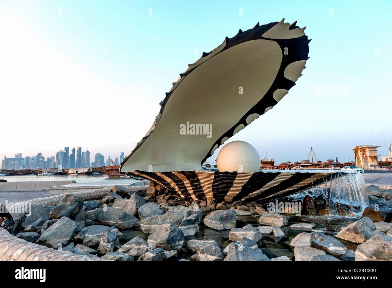 Doha, Qatar. 22nd septembre 2019. Vue sur le monument et la fontaine de la perle de Doha, un endroit populaire pour les photos, à l'entrée du port de Dhow sur la Corniche, au Qatar. (Credit image: © John Wreford/SOPA Images via ZUMA Press Wire) USAGE ÉDITORIAL SEULEMENT! Non destiné À un usage commercial ! Banque D'Images