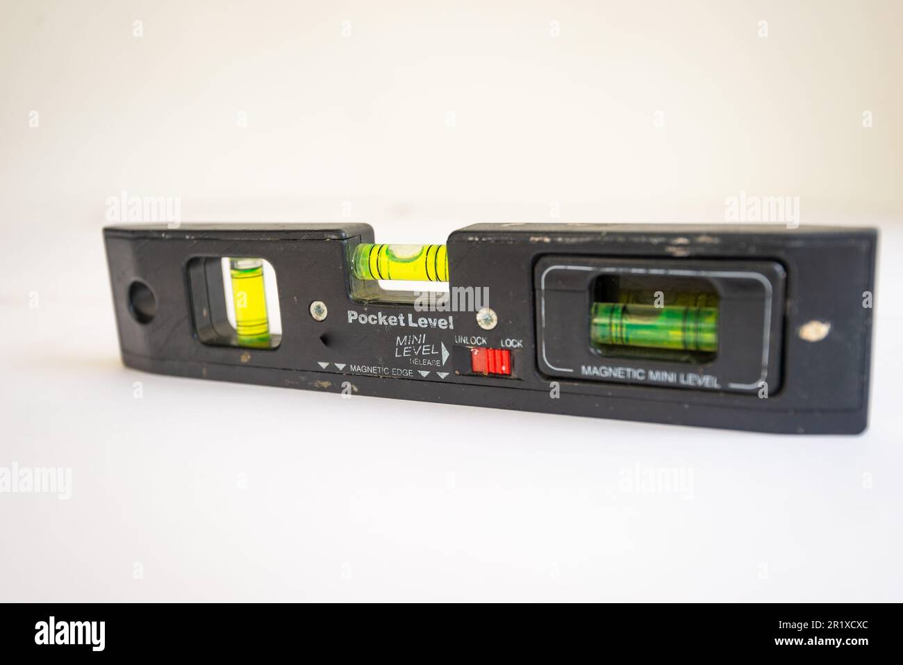 Niveau à bulle. Petit, mini, format de poche. Isolé sur fond blanc. Utilisé dans les travaux de construction. Banque D'Images