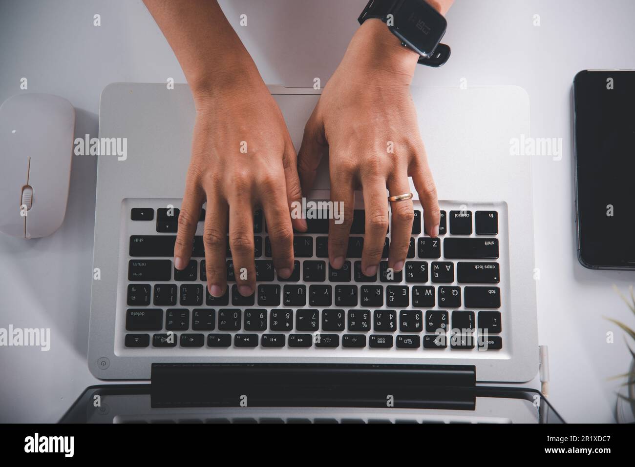 Femme personne message texte pour le nouveau projet elle travaille à distance sur ordinateur Banque D'Images