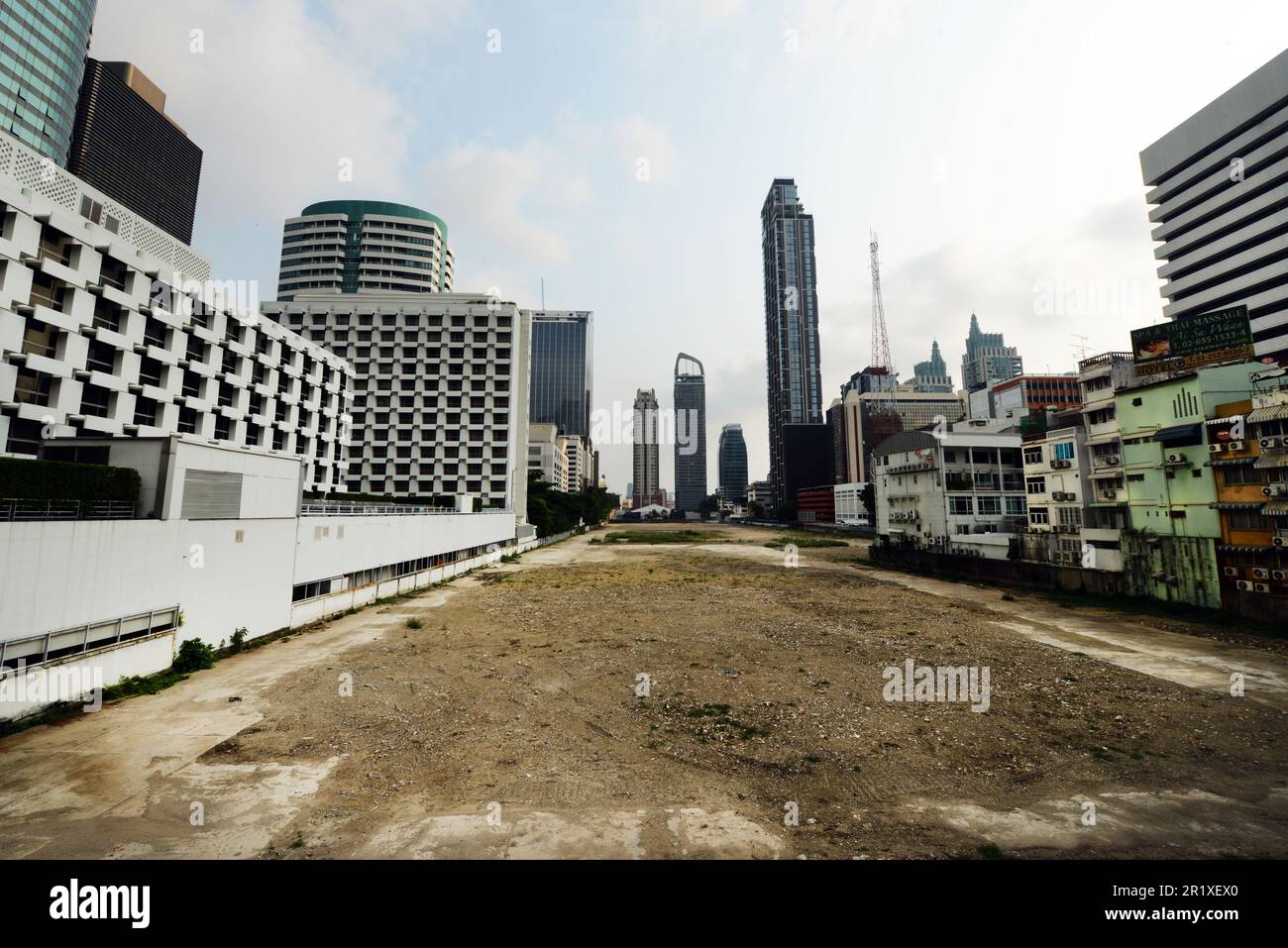 Un grand espace vide entre Phloen Chit Road et le bâtiment Chidlom Phetchaburi à Bangkok, en Thaïlande. Banque D'Images