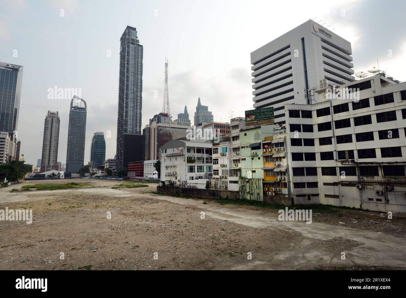 Un grand espace vide entre Phloen Chit Road et le bâtiment Chidlom Phetchaburi à Bangkok, en Thaïlande. Banque D'Images