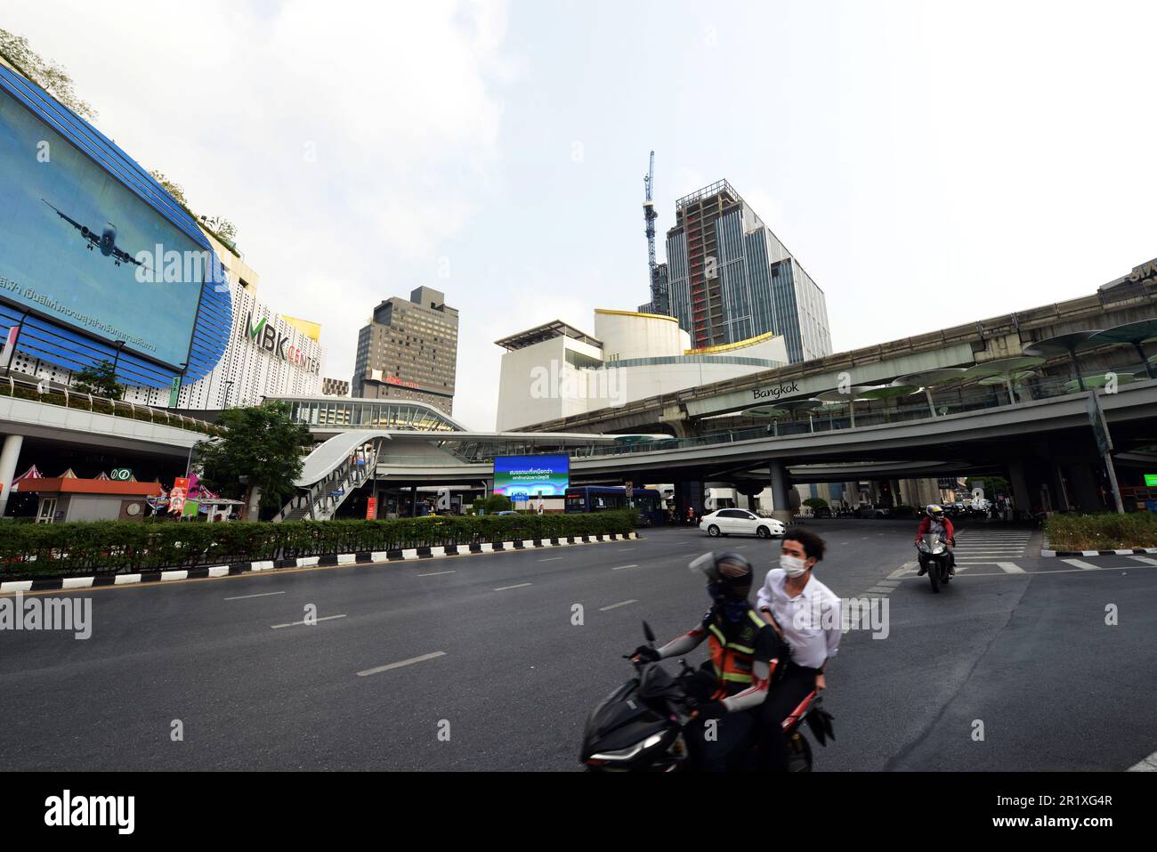 Vue sur OneSiam Skywalk et le centre MBK sur Phaya Thai Road dans le centre de Bangkok, en Thaïlande. Banque D'Images