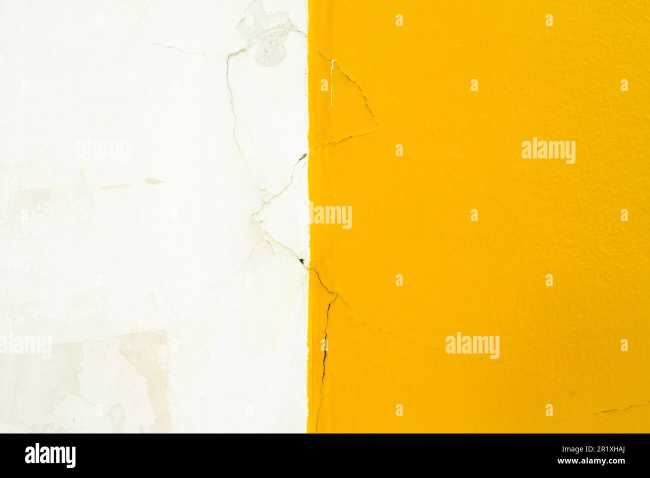 Mur en ciment fissuré ou de couleur blanche et jaune. Banque D'Images