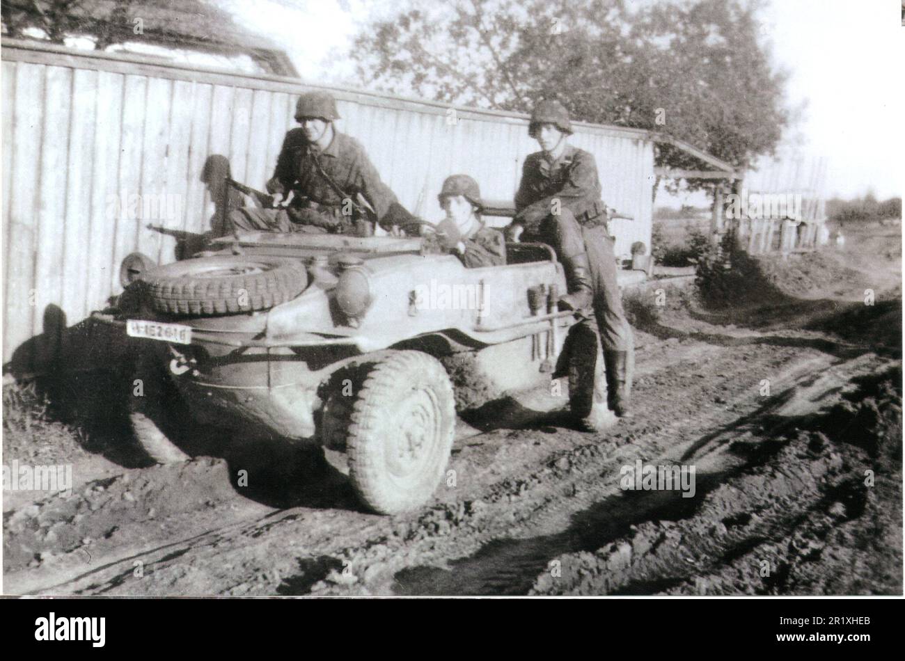 Photo de la deuxième Guerre mondiale en noir et blanc allemand Schwimmwagen d'une unité Waffen SS sur le front russe 1943 Banque D'Images