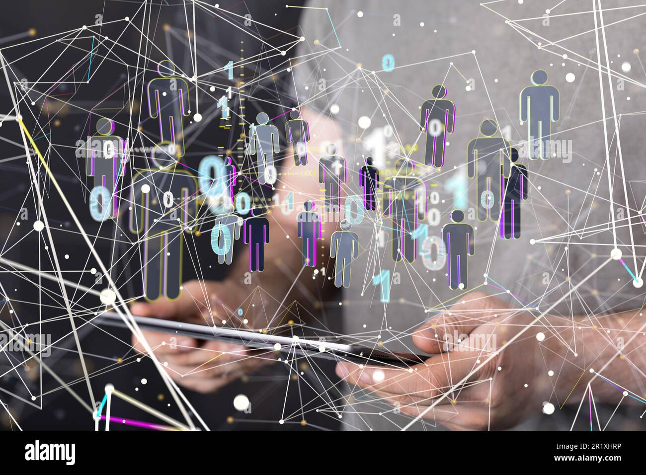 Un homme tenant une tablette moderne avec un groupe de personnes numériques flottant au-dessus, concept de communication numérique Banque D'Images