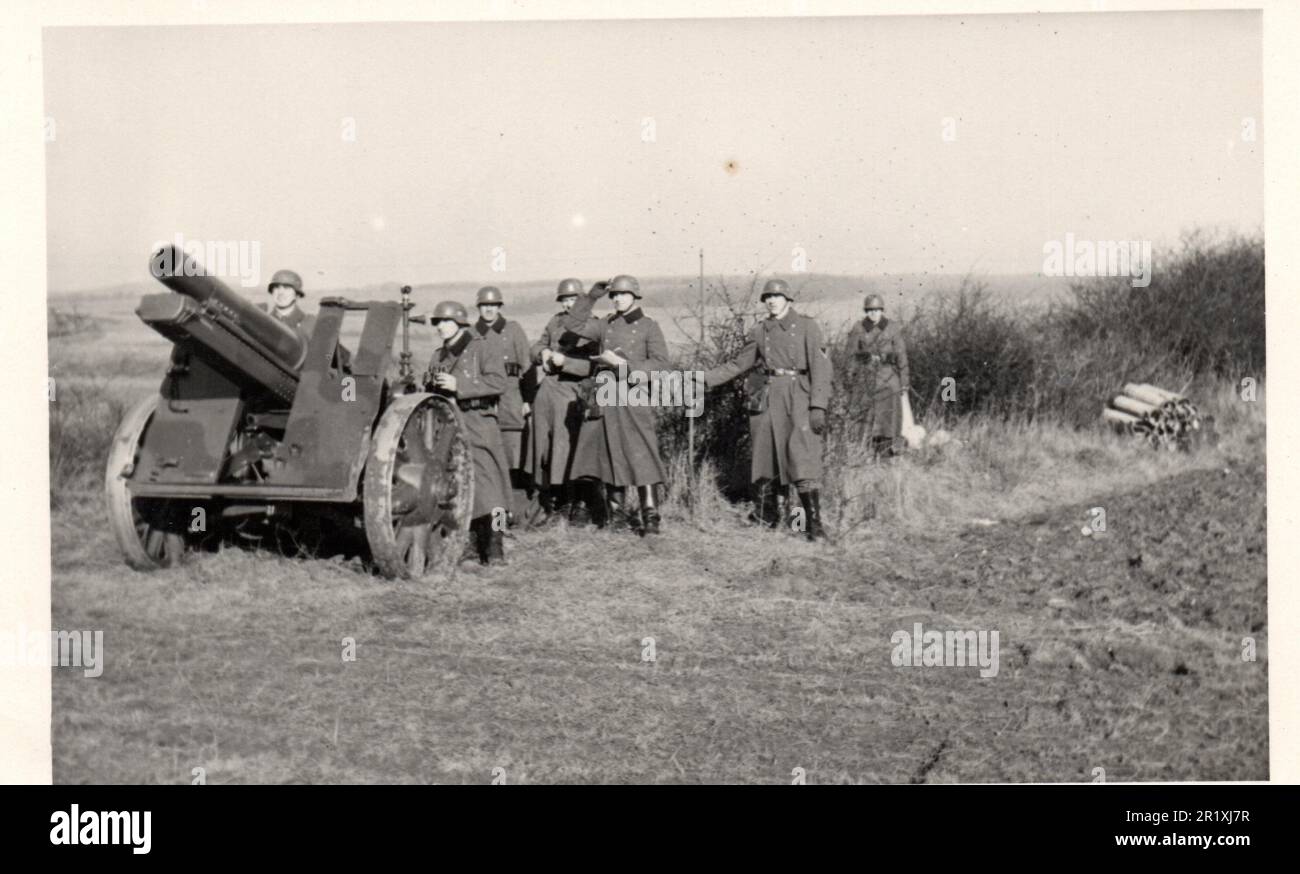 Photo B&W de la seconde Guerre mondiale soldats allemands avec un canon d'infanterie lourd entraînement en Allemagne 1940 Banque D'Images