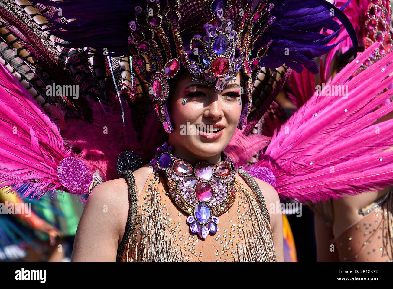 Une danseuse ornée de bijoux se produit pendant le carnaval. Le défilé du  Carnaval de Marseille a eu lieu au Vieux Port de Marseille sur 6 mai, où  des centaines de personnes